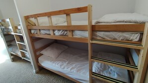 Ein Etagenbett mit mehreren Ebenen und Stauraumschränken.