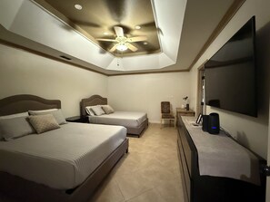 4 Schlafzimmer, Zimmersafe, Schreibtisch, Bügeleisen/Bügelbrett