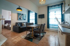 Deluxe-Apartment | Wohnbereich | Fernseher