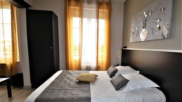 Deluxe vierpersoonskamer, uitzicht op resort | 1 slaapkamer, een bureau, gratis wifi