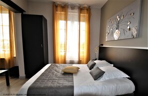 Deluxe Quadruple Room, Resort View | Desk, free WiFi - L'Escale de la Gare (Saumur)