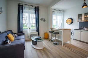 Deluxe Apartment | Living area | TV - L'Escale de la Gare (Saumur)