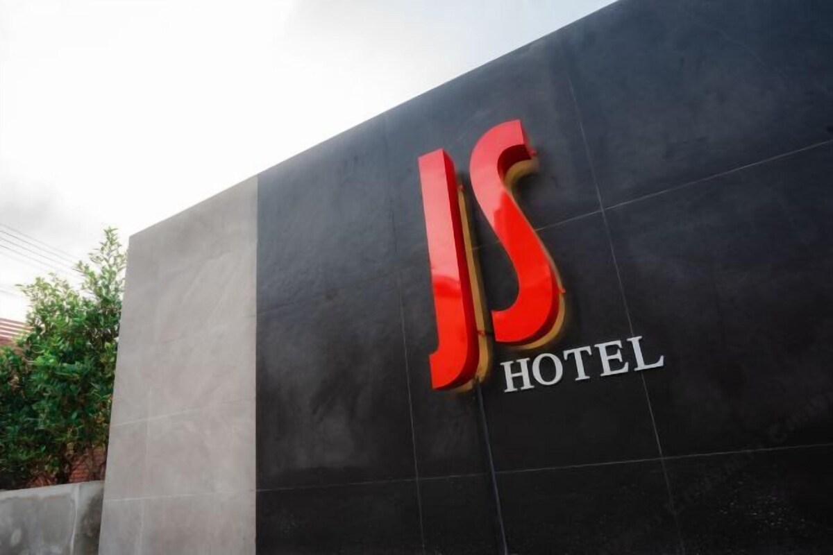 Un letrero para el Hotel JS, con un logotipo grande y llamativo y la palabra 'HOTEL' debajo.