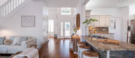 Een televisie, boeken en een kantoor