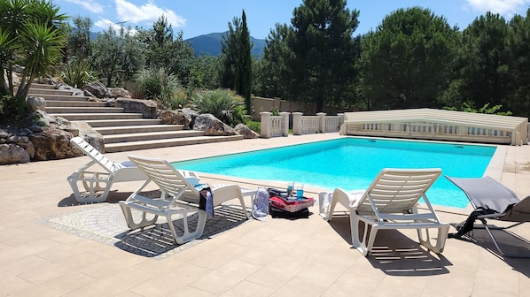 Piscine extérieure, parasols de plage, chaises longues