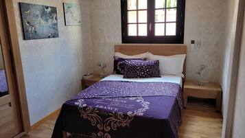 2 kamar tidur dan didekorasi berbeda-beda