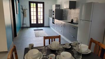 Ketel listrik dan peralatan masak/sendok-piring