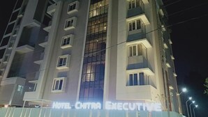 Un edificio de hotel de varios pisos con un letrero que dice "HOTEL CENTRA EXECUTIVE".