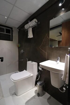 Shower, hair dryer, slippers, towels - Hotel Chitra Executive (Solapur)