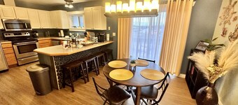 ✈️🐻 Flying Bear "B" 3- Bedroom 1.5 Bath Comfortable Home 🐻✈️