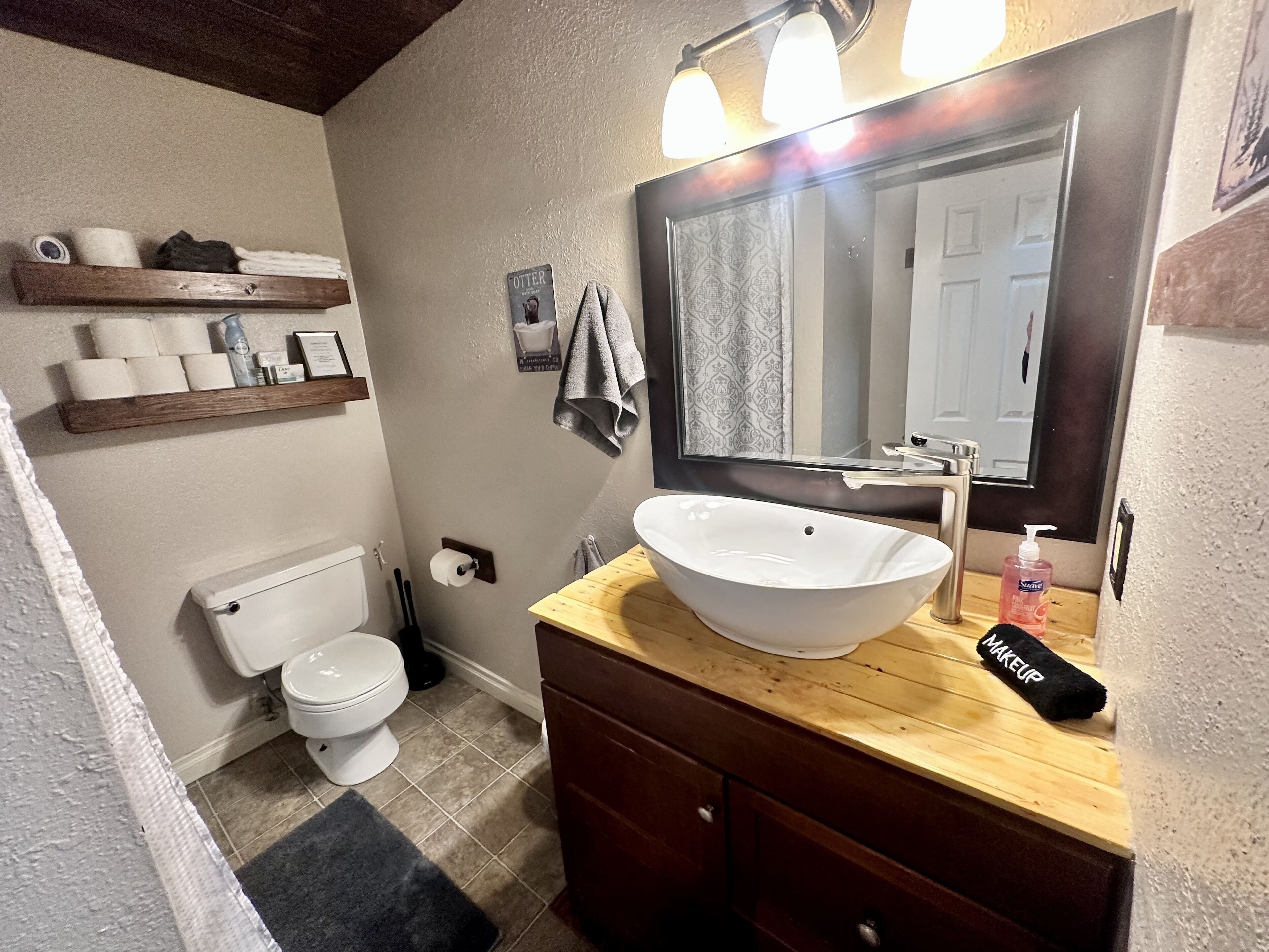 Haartrockner, Handtücher, Seife, Shampoo