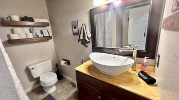 Sèche-cheveux, serviettes fournies, savon, shampoing