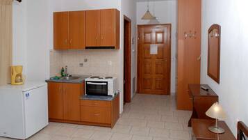 Réfrigérateur, four, cafetiÚre/bouilloire, grille-pain