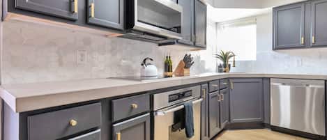 Geladeira, micro-ondas, fogão, cooktop