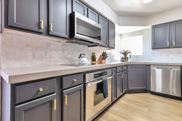 Refrigerador, microondas, horno y parrilla de estufa 