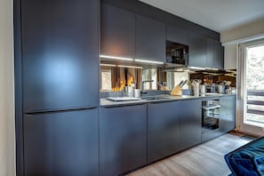 Réfrigérateur, micro-ondes, four, plaque de cuisson