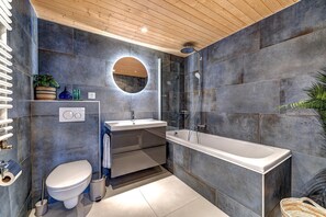 Combined shower/tub, hair dryer, towels