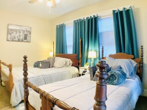 2 bedrooms, in-room safe, desk, iron/ironing board - Queen Full Twin Bed/Sleeps 5/Furnished Private APT/In-Unit Washer Dryer/65" HDTV (Bakersfield)