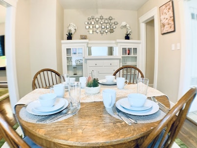 Queen Full Twin Bed/Sleeps 5/Furnished Private APT/In-Unit Washer Dryer/65" HDTV