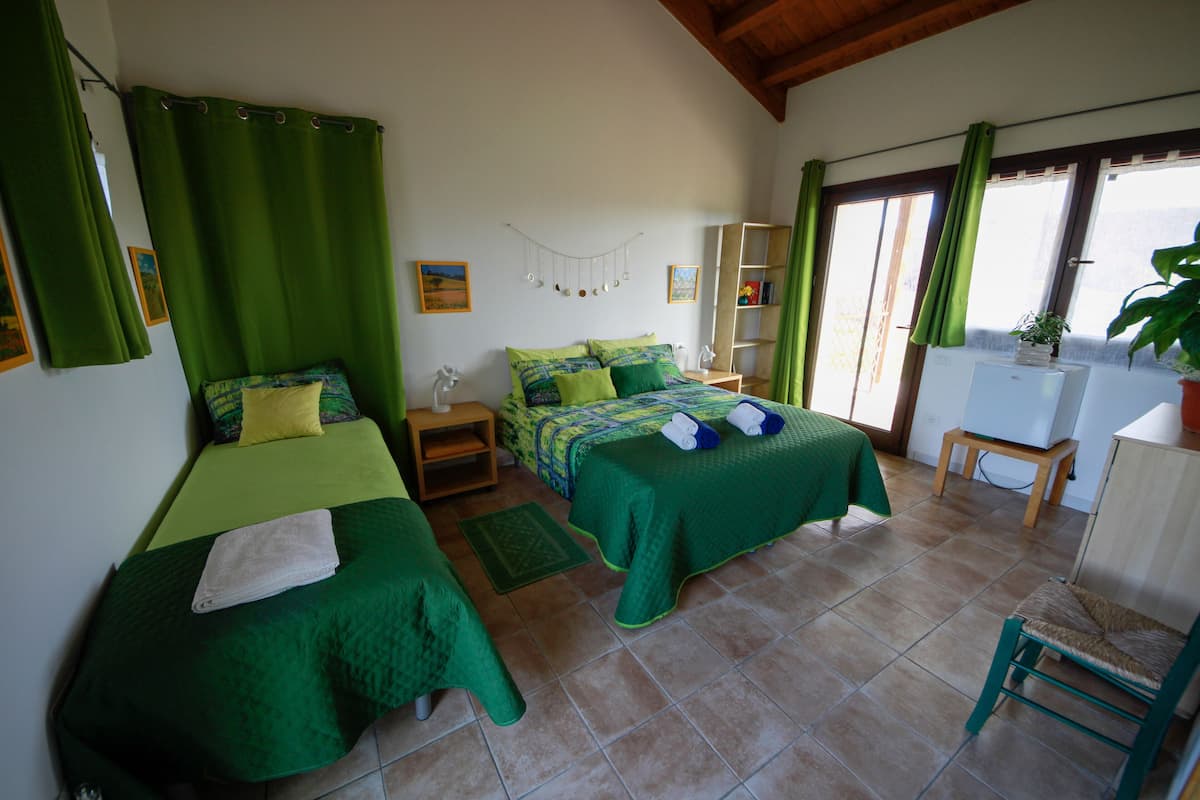 Ein Zimmer mit zwei Betten, einem Schreibtisch und einem Stuhl.