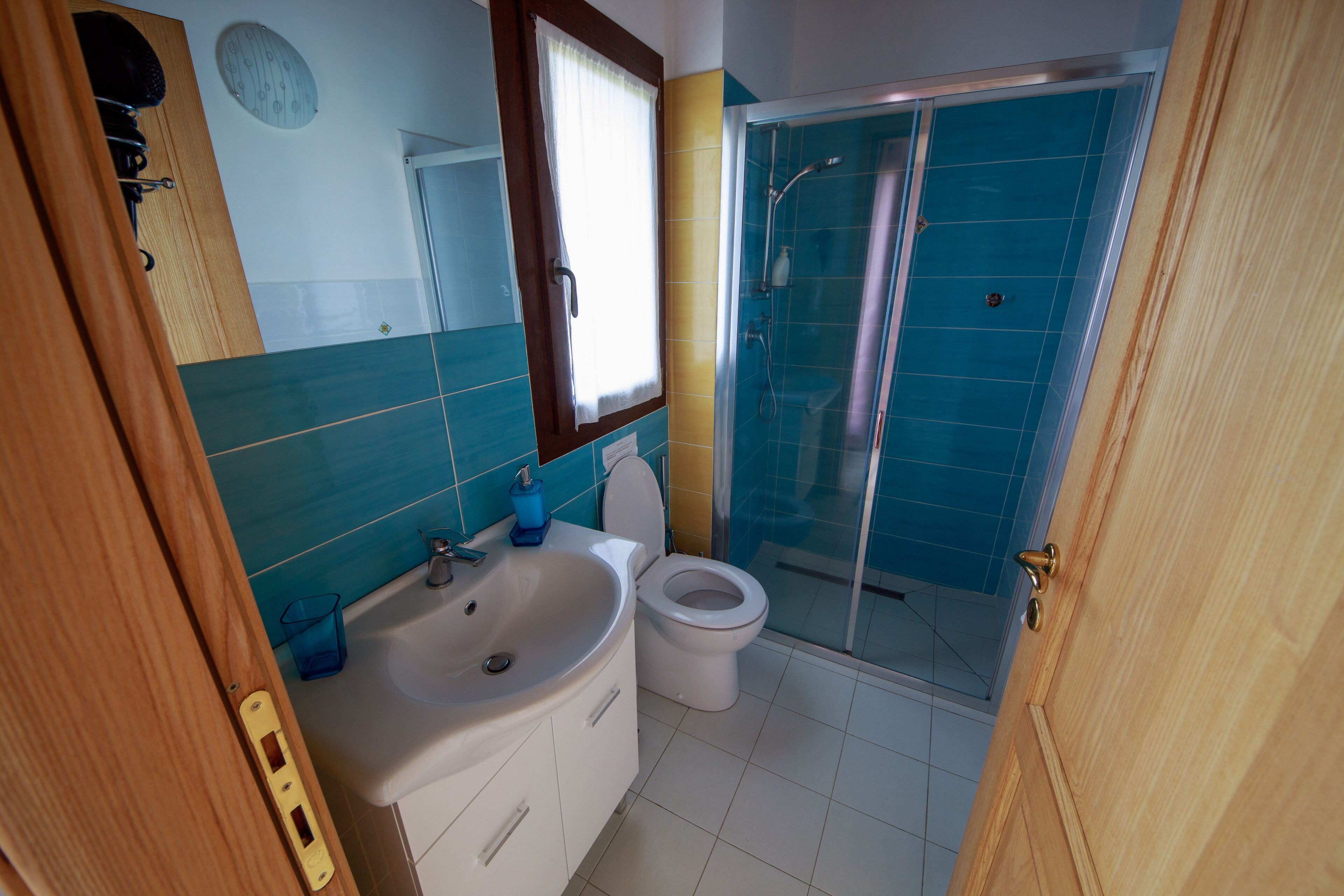 Une salle de bain avec un lavabo, des toilettes et une douche.