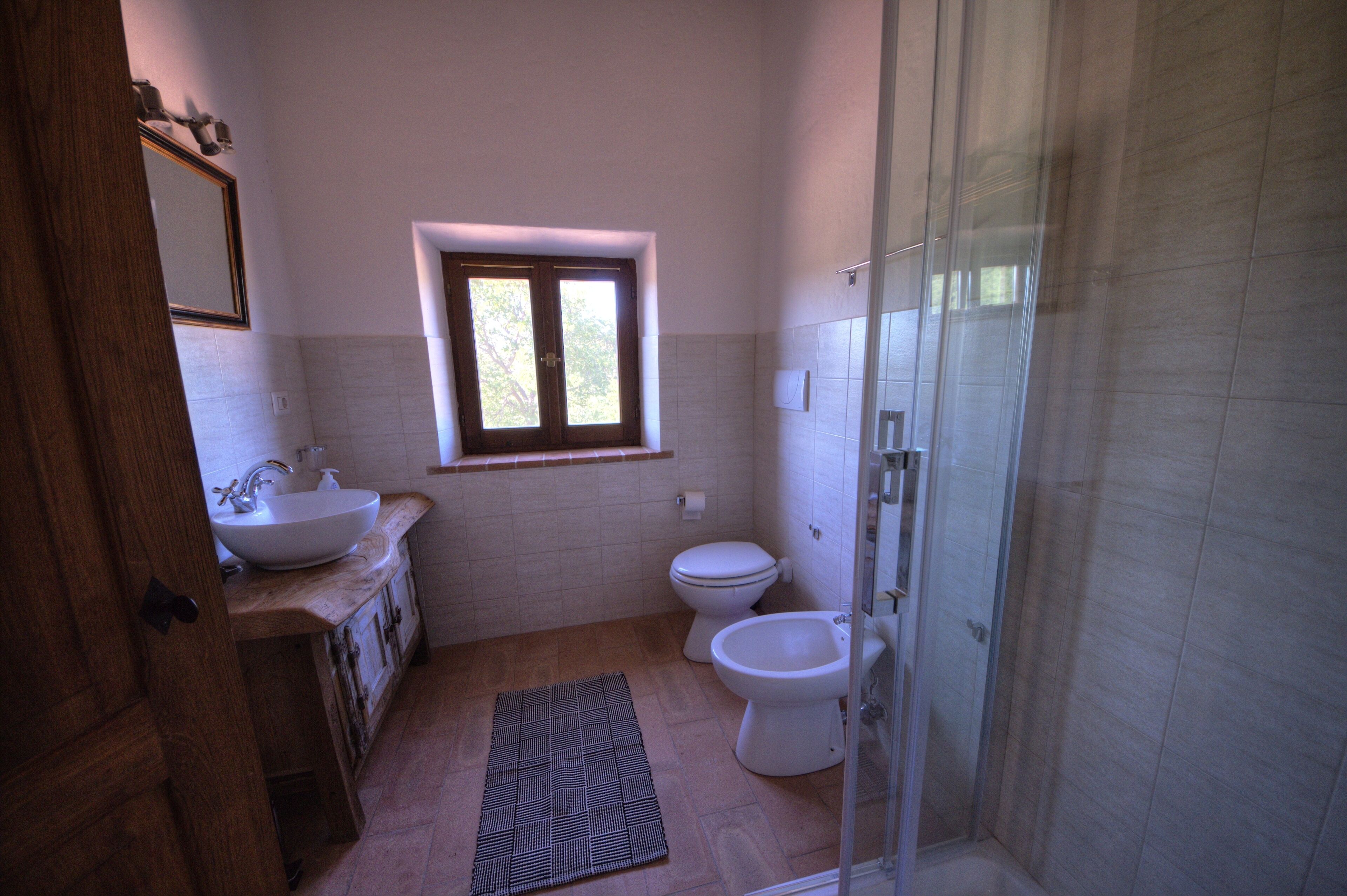 Un baño con lavabo, inodoro y ducha.