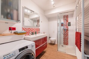 Douche, sèche-cheveux, serviettes fournies, savon