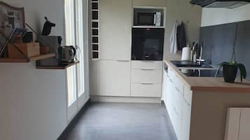 Geladeira, micro-ondas, fogão, cooktop