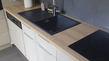 Réfrigérateur, micro-ondes, four, plaque de cuisson