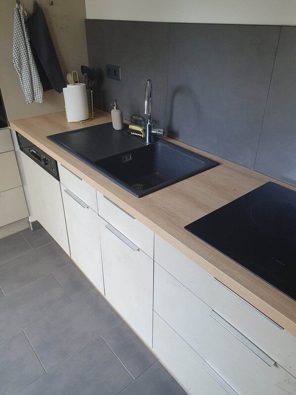 Réfrigérateur, micro-ondes, four, plaque de cuisson