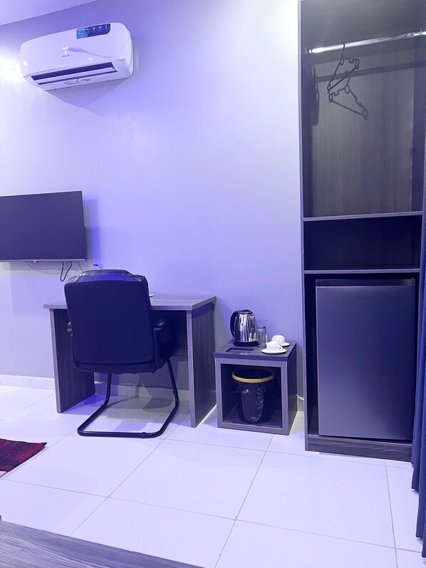Classic Room | Desk, laptop workspace, free WiFi