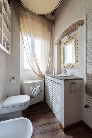 Bruser, hårtørrer, bidet, håndklæder