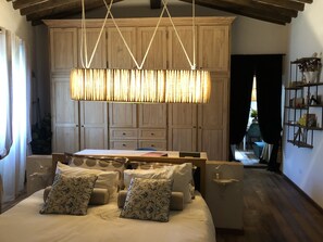 1 habitación, escritorio, tabla de planchar con plancha y cuna de viaje 