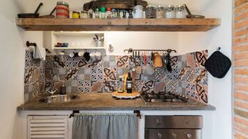 Réfrigérateur, micro-ondes, plaque de cuisson, cafetiÚre/bouilloire