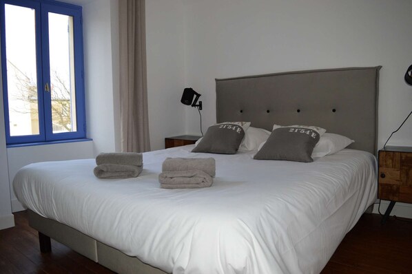 2 bedrooms, iron/ironing board, WiFi, bed sheets - Les Volets Bleus - Duplex Proche Plage et Centre (Arromanches-les-Bains)