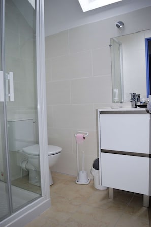 Shower, towels - Les Volets Bleus - Duplex Proche Plage et Centre (Arromanches-les-Bains)
