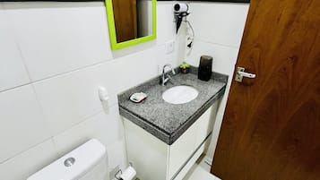 Estudio estándar | Baño | Ducha y toallas