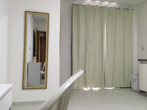 Standard Studio | Meja, ruang kerja komputer riba, Wi-fi percuma, cadar katil