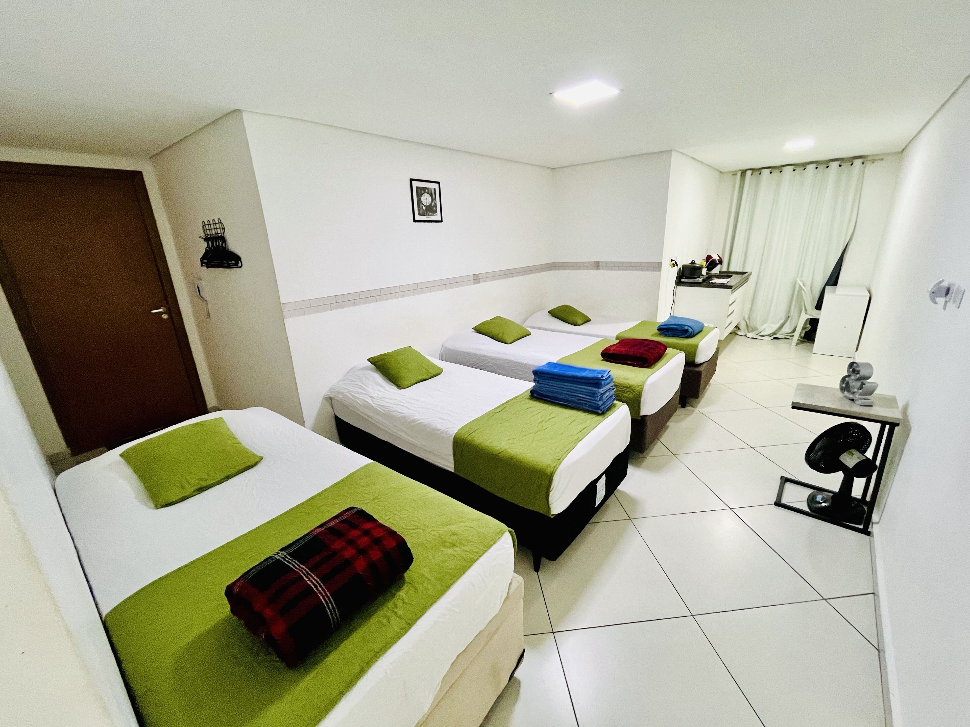 Studio Standard | Bureau, espace de travail pour ordinateur portable, Wi-Fi gratuit