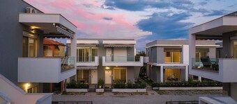 Roxani Two - Bedroom Duplex with Garden