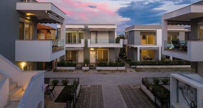 Roxani Two - Bedroom Duplex with Garden
