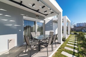 Outdoor dining - Roxani Two - Bedroom Duplex with Garden (Kavala)