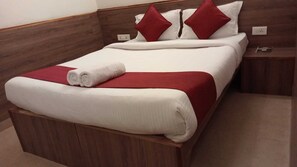 Chambre Deluxe double | Salle de bain | Douche, serviettes fournies