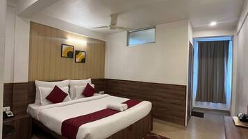 Executive Double Room | Desk, free WiFi, bed sheets