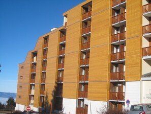 Un edificio a più piani dal design moderno, con balconi su ogni piano.
