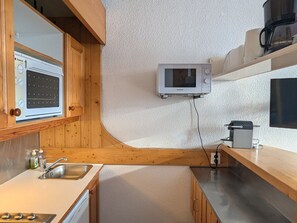 Réfrigérateur, plaque de cuisson, lave-vaisselle, cafetière/bouilloire