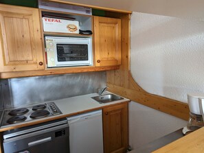 Réfrigérateur, plaque de cuisson, lave-vaisselle, cafetière/bouilloire