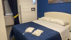 1 bedroom, WiFi, bed sheets - Apartment 200 m from piazza del plebiscito (Napoli)