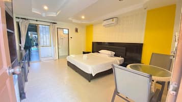Artículos del minibar gratis, wifi gratis y ropa de cama