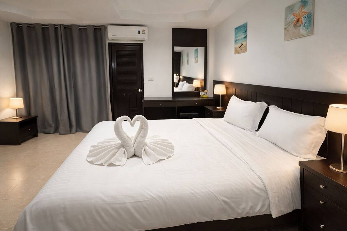 Deluxe Room, 1 King Bed | Minibar (some free items), desk, laptop workspace, WiFi (free)